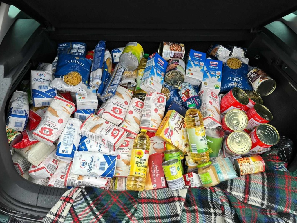 Ein Kofferraum voll mit gespendeten Lebensmitteln